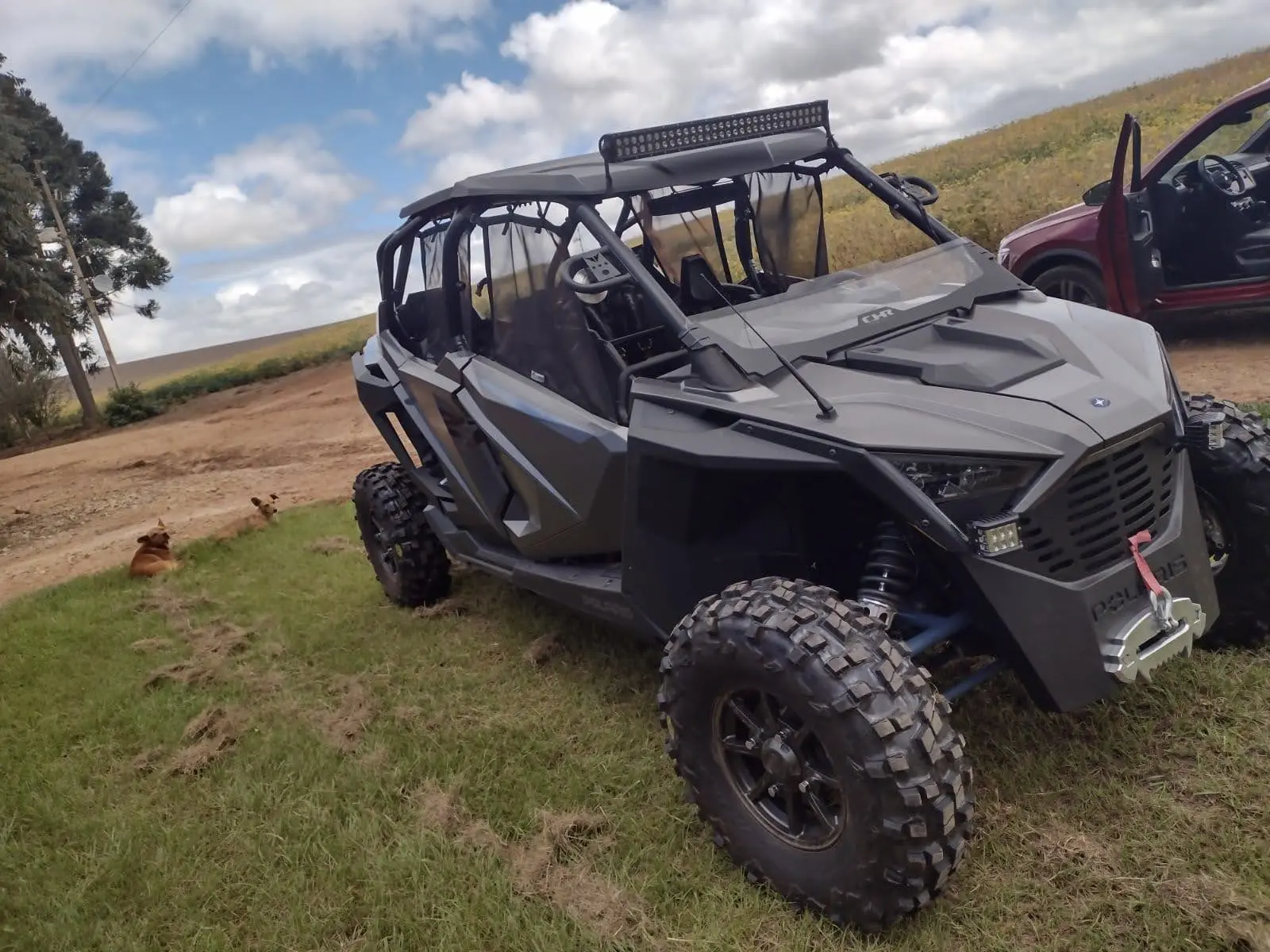 UTV preparado e equipado com pneus Mamute em área rural